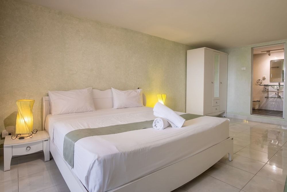 Windy Inn Deluxe Double Room, Pool View 4