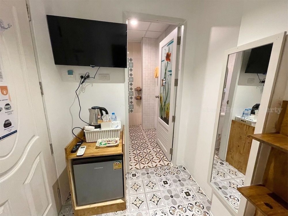 YOK Guesthouse Jomtien Deluxe King Room 8