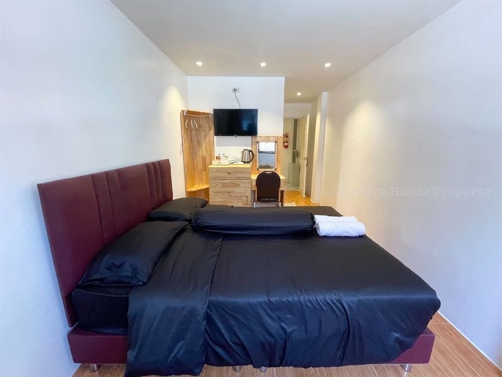 YOK Guesthouse Jomtien Deluxe King Room 6