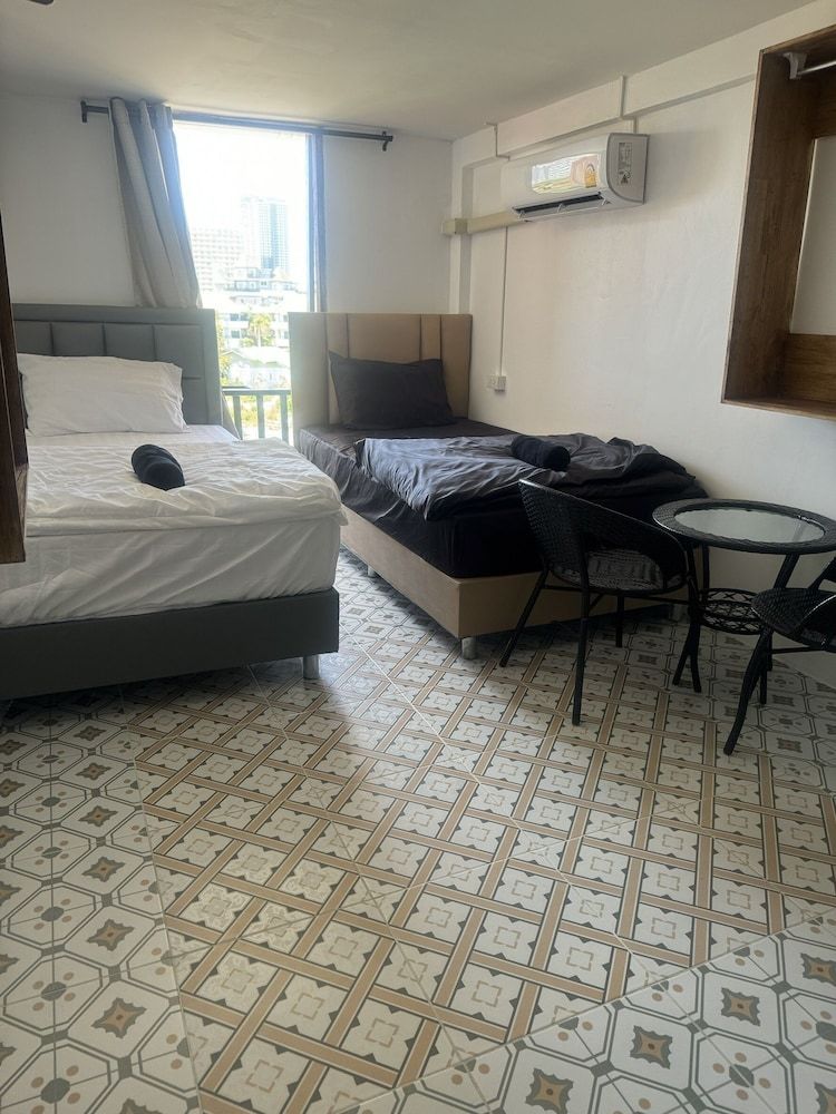 YOK Guesthouse Jomtien Deluxe King Room 6