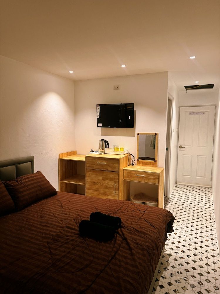 YOK Guesthouse Jomtien Deluxe King Room 14