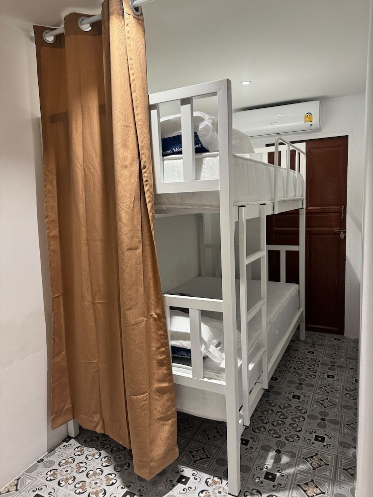 YOK Guesthouse Jomtien Deluxe King Room 13