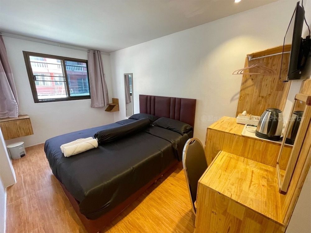 YOK Guesthouse Jomtien Deluxe King Room 4