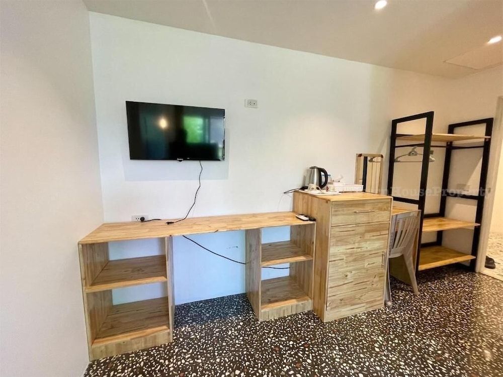 YOK Guesthouse Jomtien Deluxe Double with Jacuzzi 4