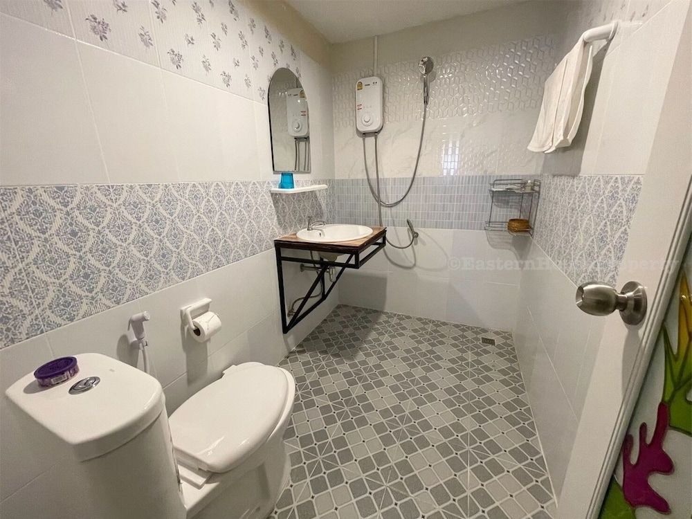 YOK Guesthouse Jomtien Deluxe King Room 9