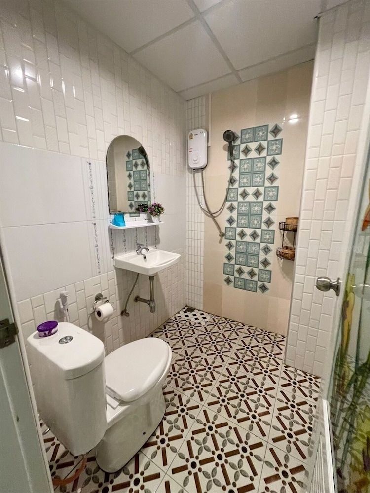 YOK Guesthouse Jomtien Deluxe King Room 11