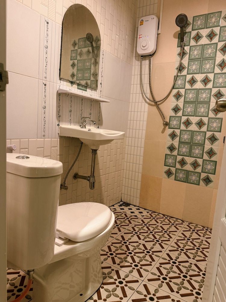 YOK Guesthouse Jomtien Deluxe King Room 10