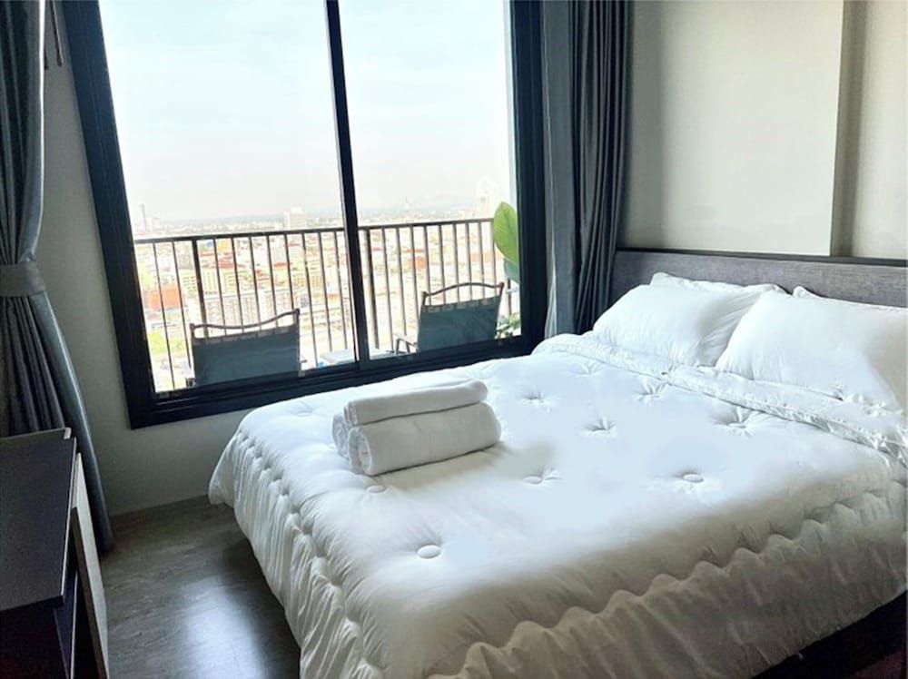 One-Bedroom Apartment with Balcony