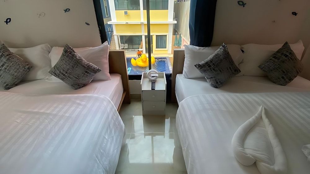 Deluxe Room, Pool View