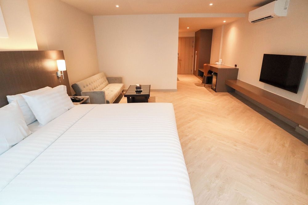 The One Cozy Living Junior Suite, City View