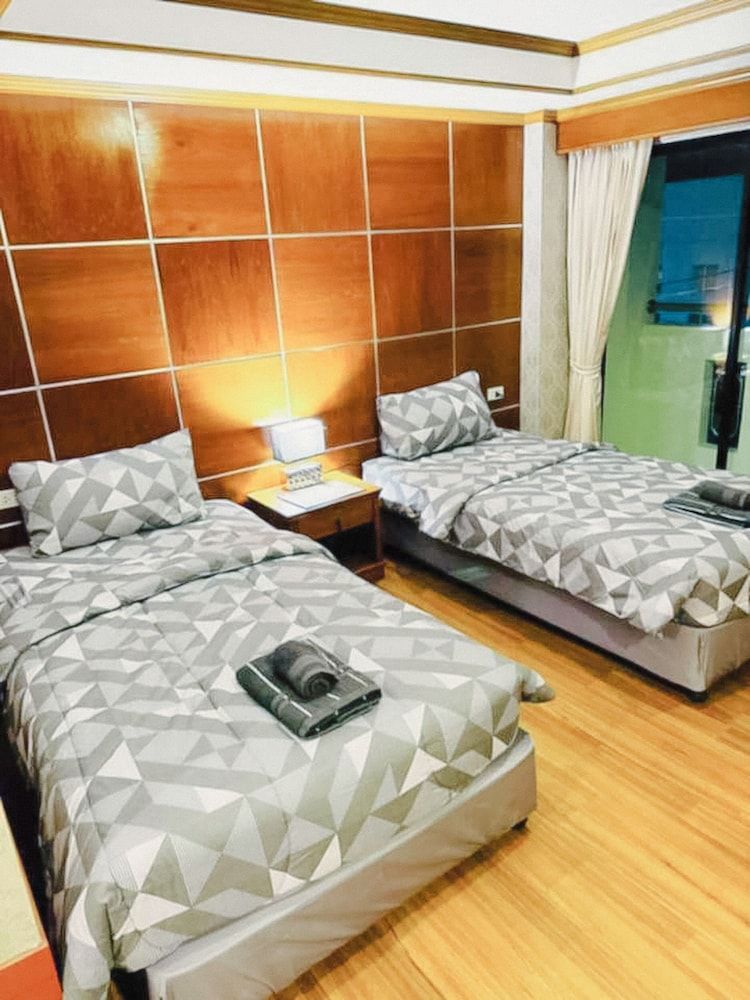 Deluxe Twin with Bathtub