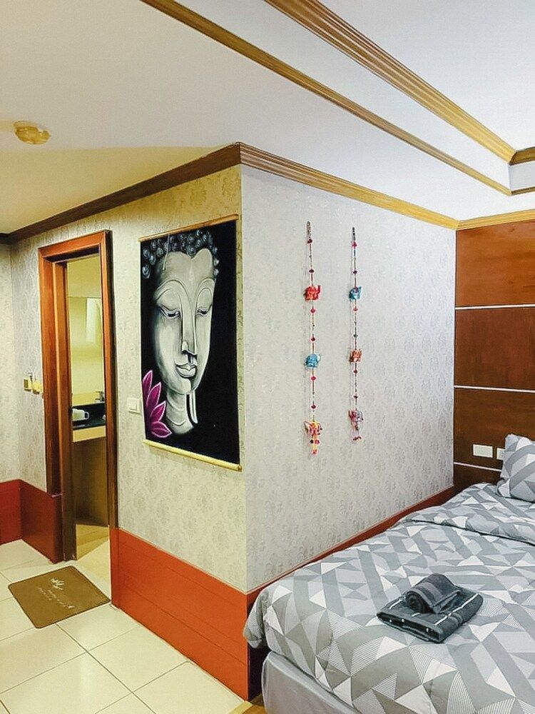 Deluxe Twin with Bathtub