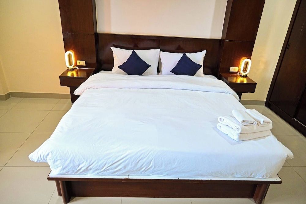 Royal Star Suites Pattaya Deluxe Room, 1 King Bed, Balcony 4