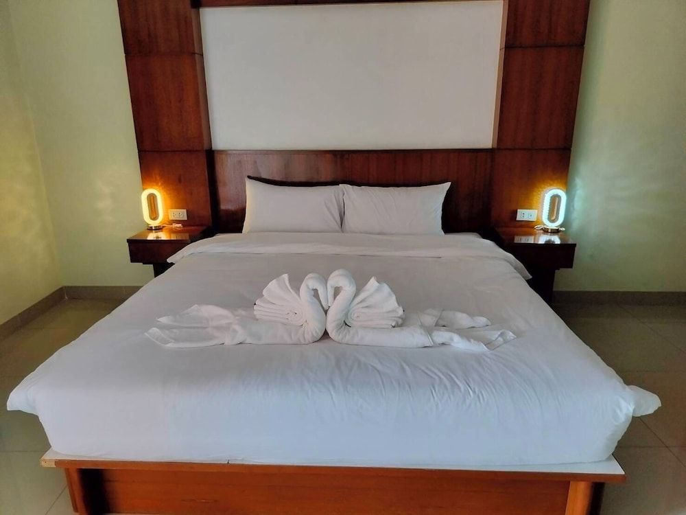 Royal Star Suites Pattaya Deluxe Room, 1 King Bed, Balcony 2