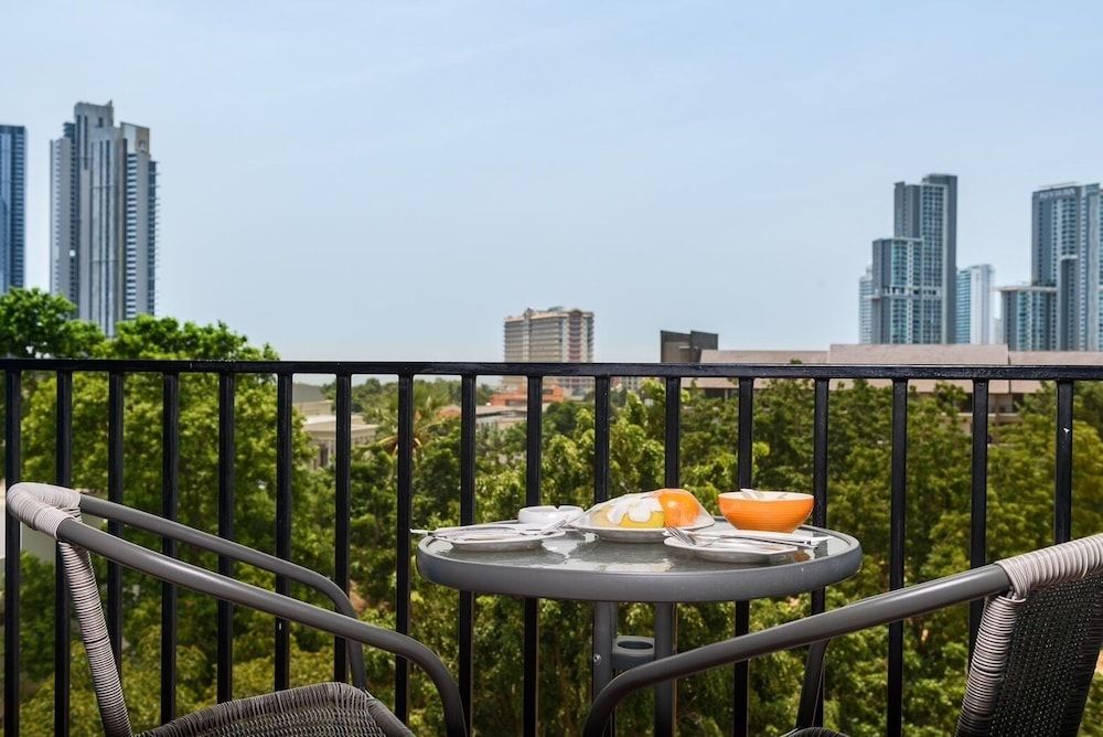 Stay Resort Pattaya Deluxe Triple Room, Pool View 4