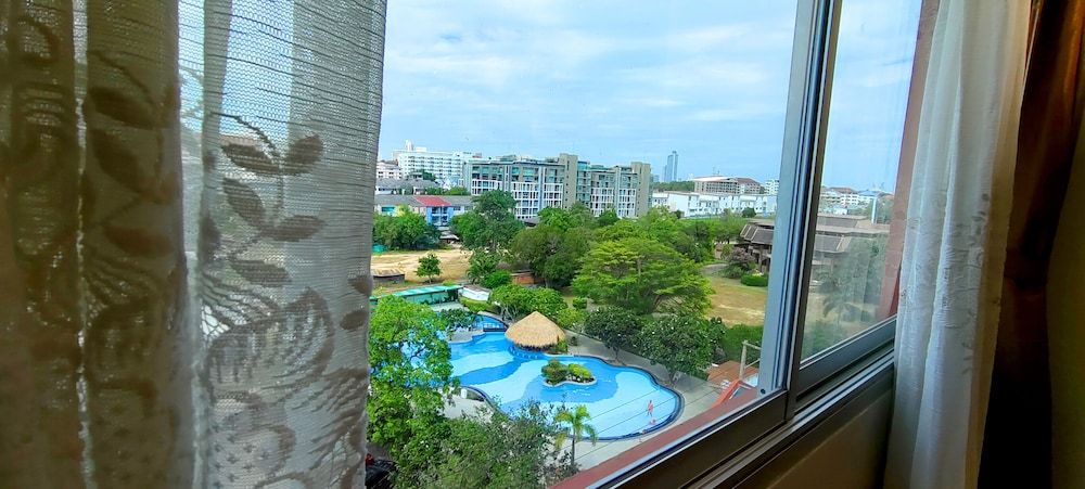 Coco Beach Hotel Jomtien Pattaya Deluxe Twin Room 10