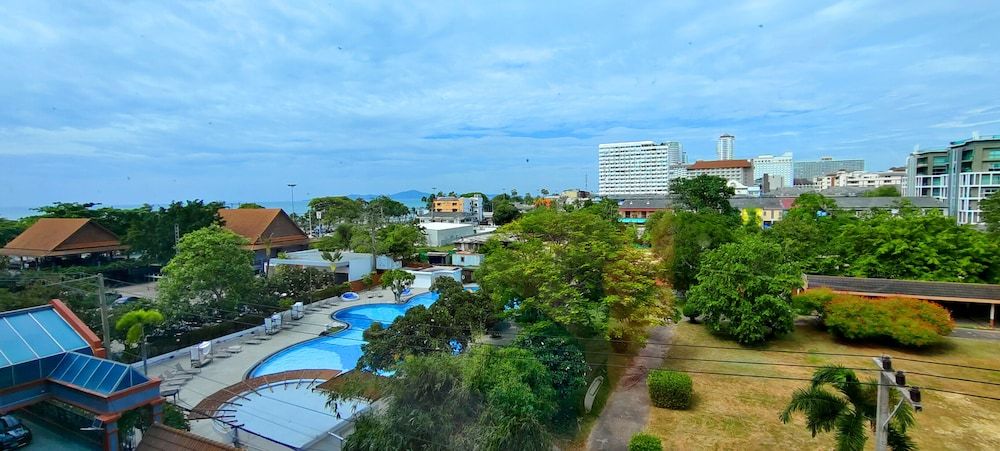 Coco Beach Hotel Jomtien Pattaya Deluxe Twin Room 9