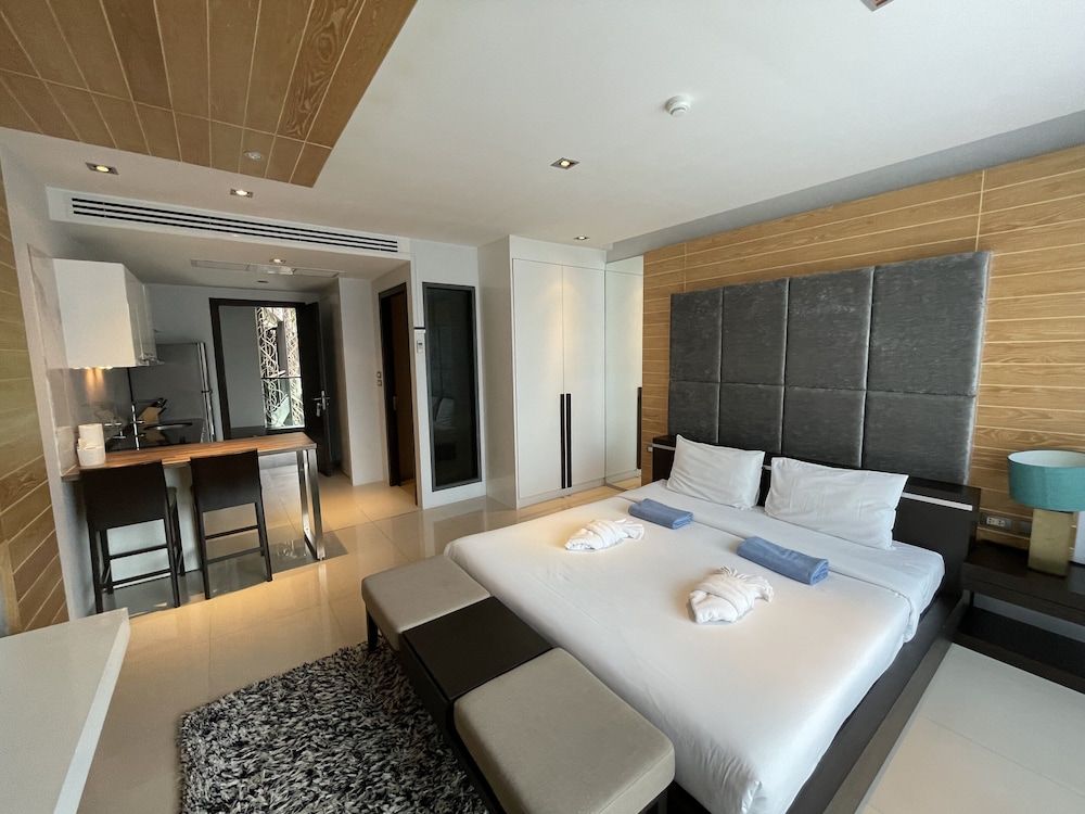 Classic Studio, 1 King Bed, City View
