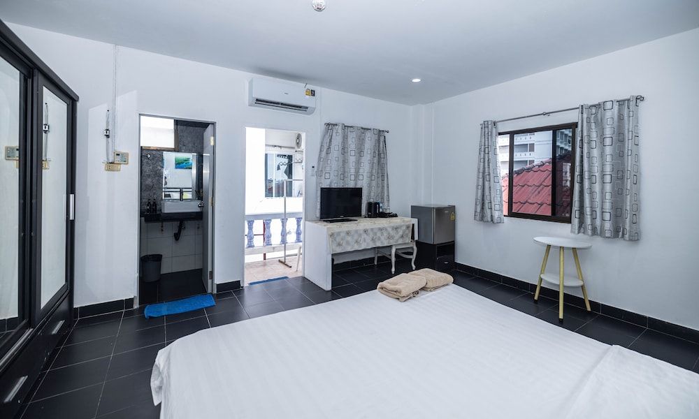 Belle Cose Guest House Phuket Comfort Double Room, Balcony, City View 3