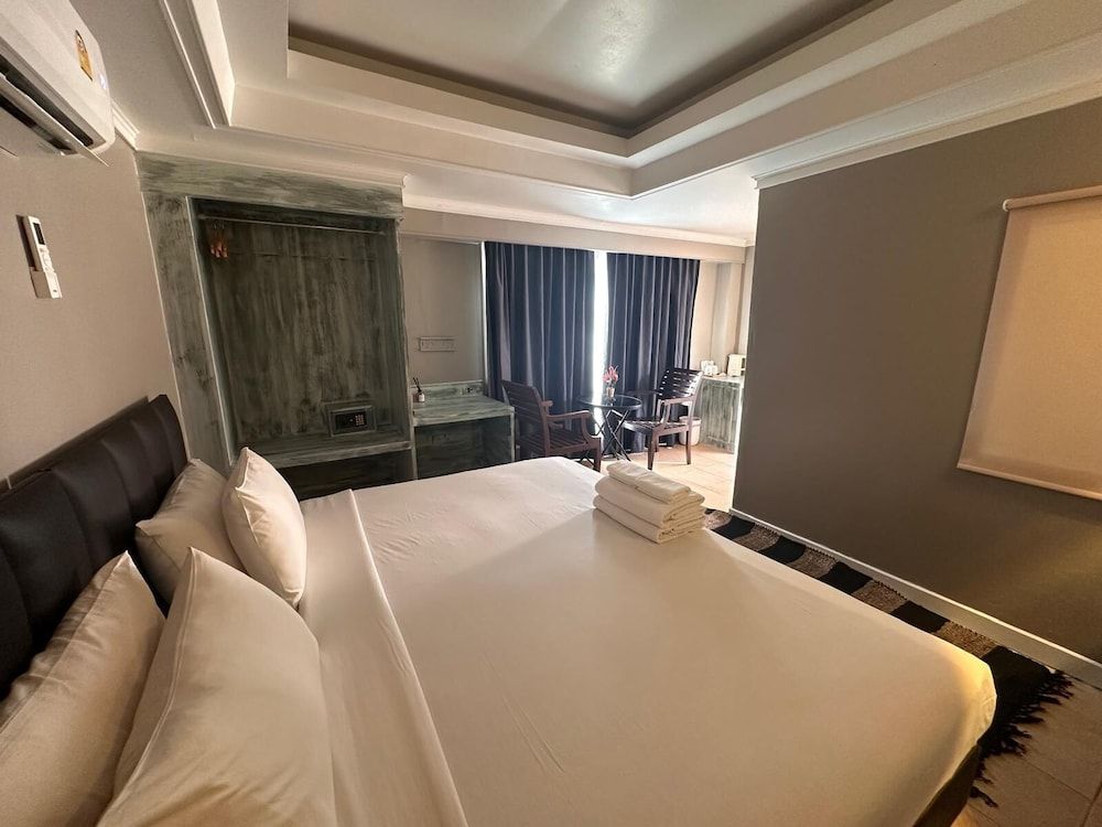 The Taksim Patong Beach Hotel Deluxe Double Room, Beach View 2