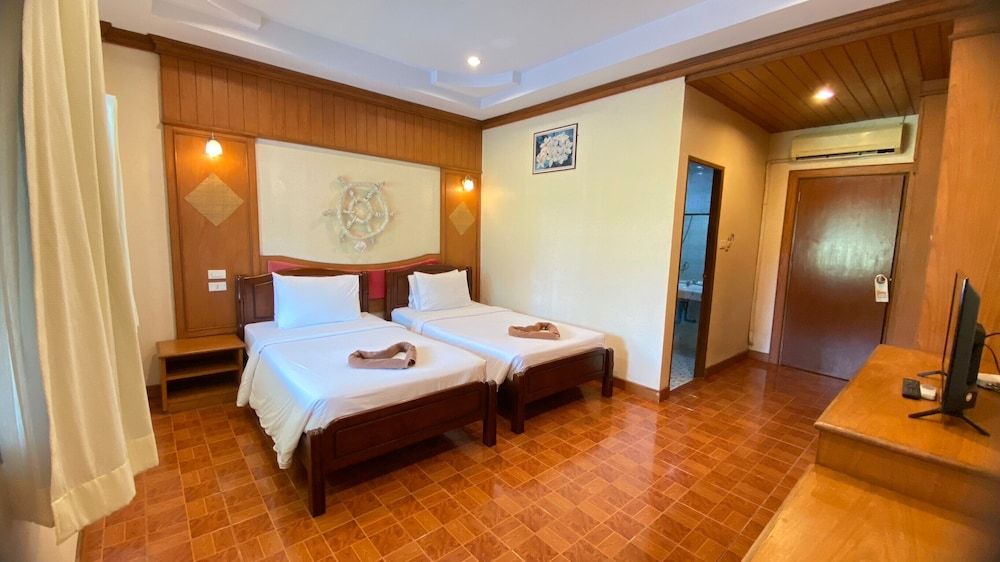 Phi Phi Don Chukit Resort Superior Twin Room 4