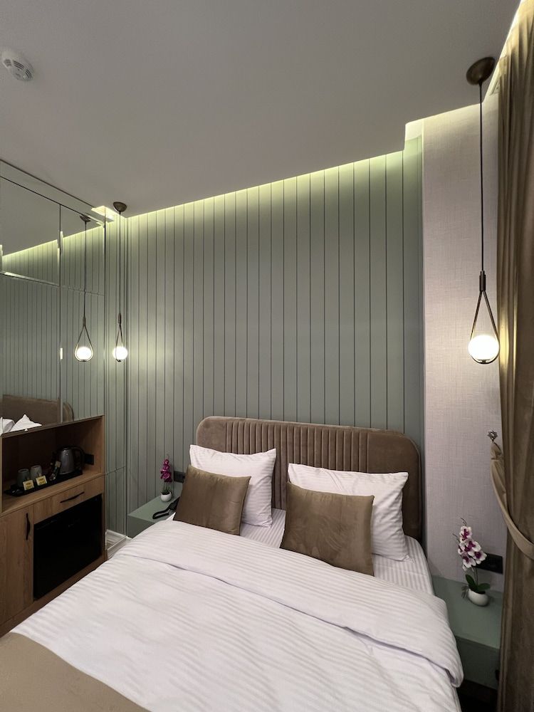 Comfort Room, City View