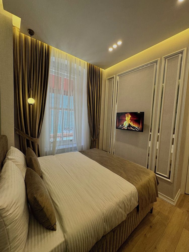 Comfort Room, City View