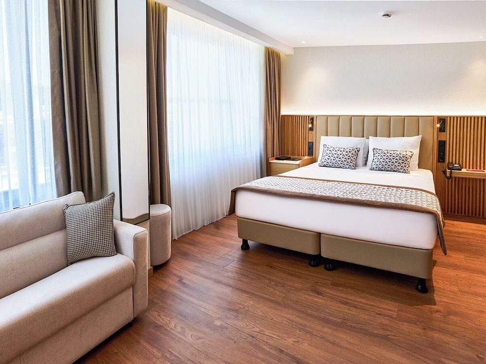 Family Room, Connecting Rooms