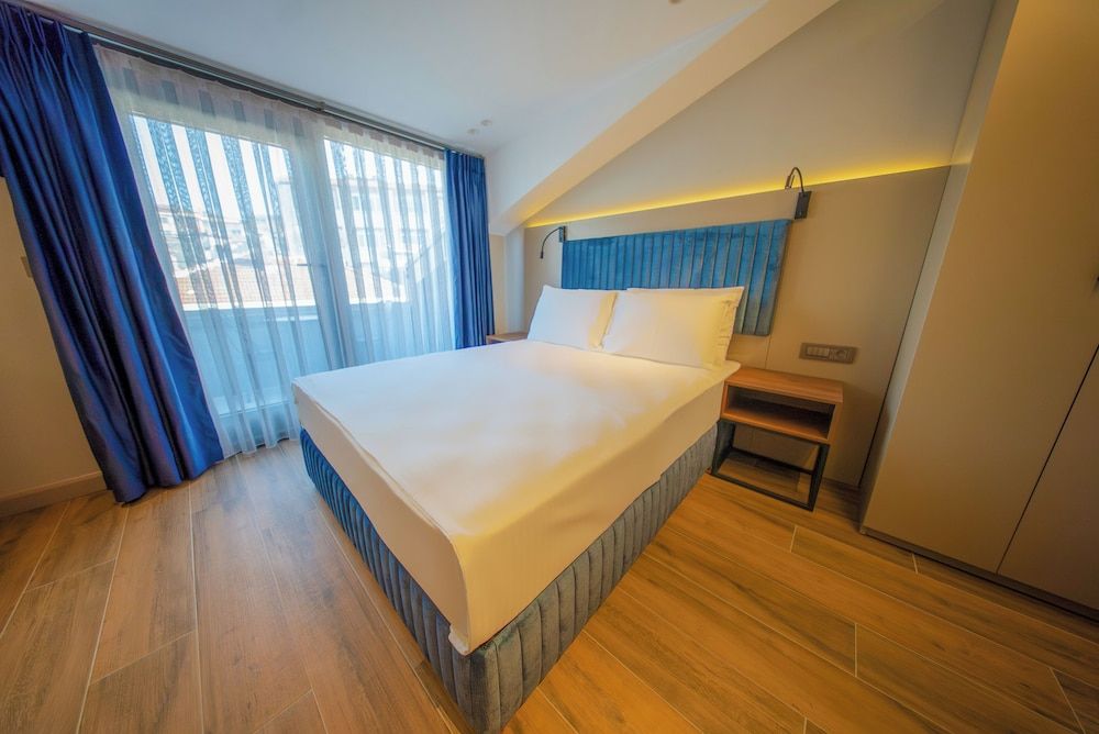 Deluxe Room, 1 Queen Bed, Balcony, City View