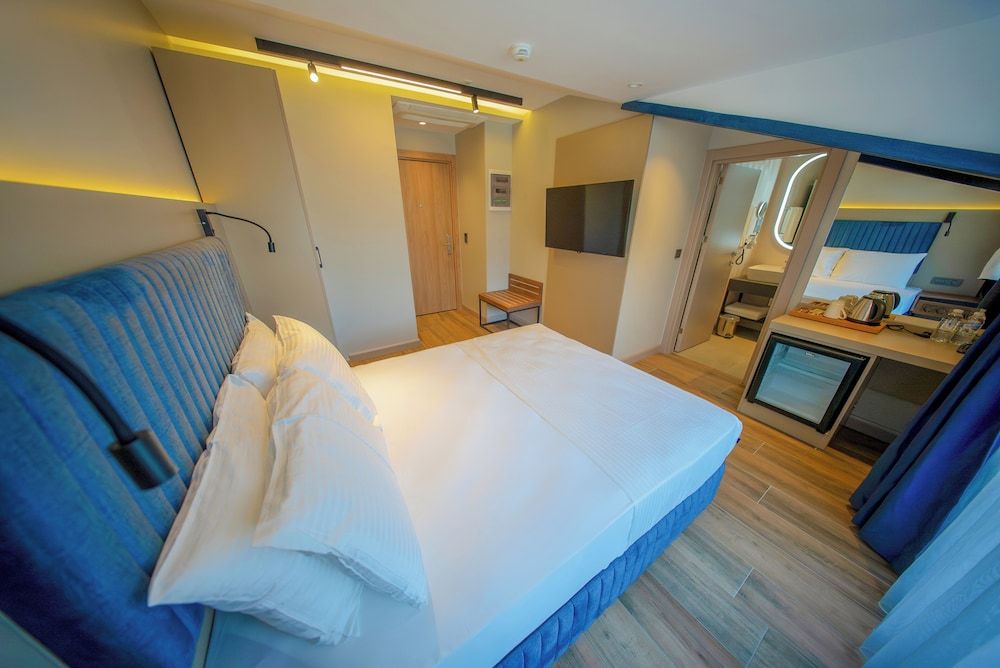 Deluxe Room, 1 Queen Bed, Balcony, City View