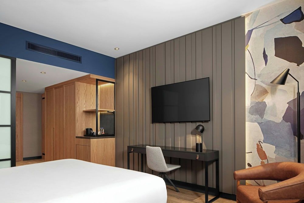 Classic Room, 1 King Bed, Non Smoking, City View