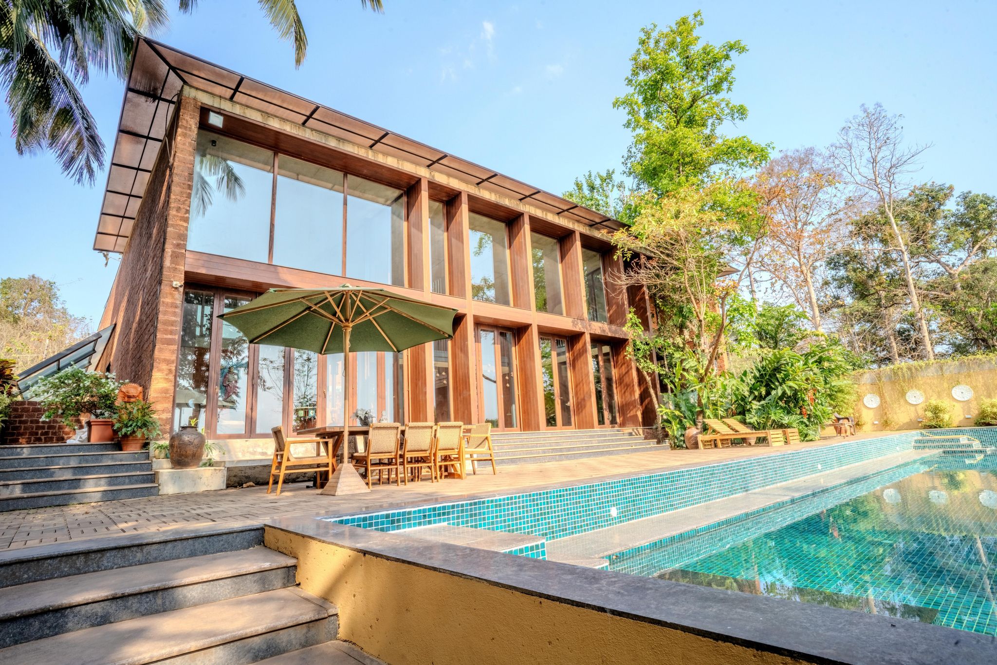 ELIVAAS The Glass Villa - Luxury 4-BHK villa with an infinity pool