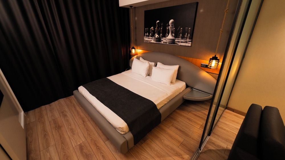 Deluxe Suite, 1 Queen Bed with Sofa bed, Garden View