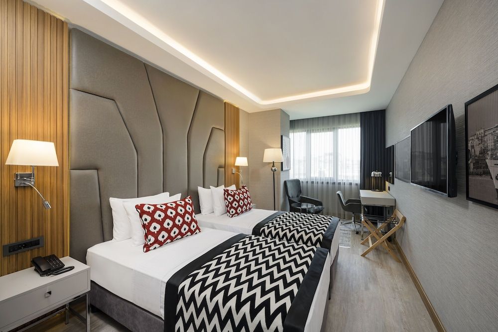 Deluxe Room, 1 King Bed with Sofa bed, City View (Balcony)