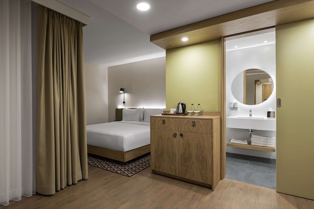Room, 1 King Bed, Non Smoking (Super)