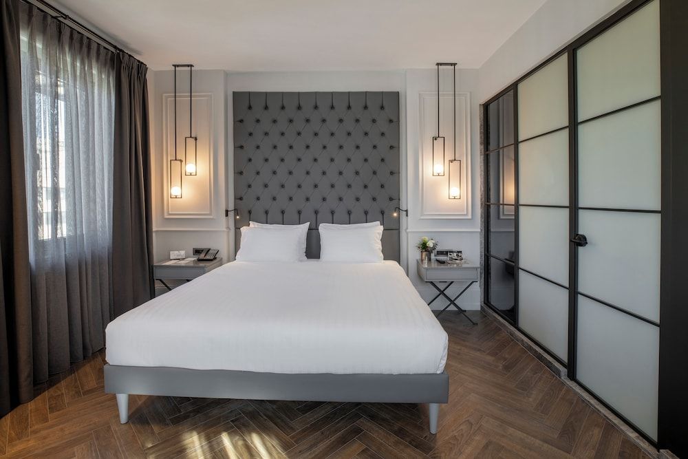 City Suite, 1 King Bed with Sofa bed, City View