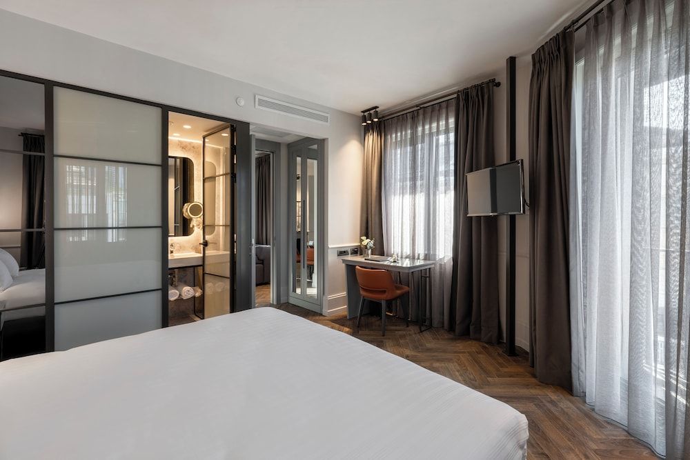 City Suite, 1 King Bed with Sofa bed, City View