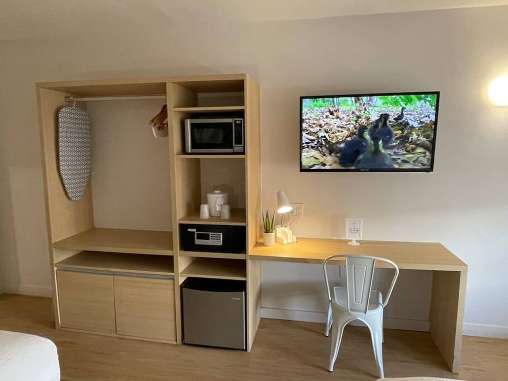 Newly Renovated Room in Cozy Hotel Near Disney Studio 10