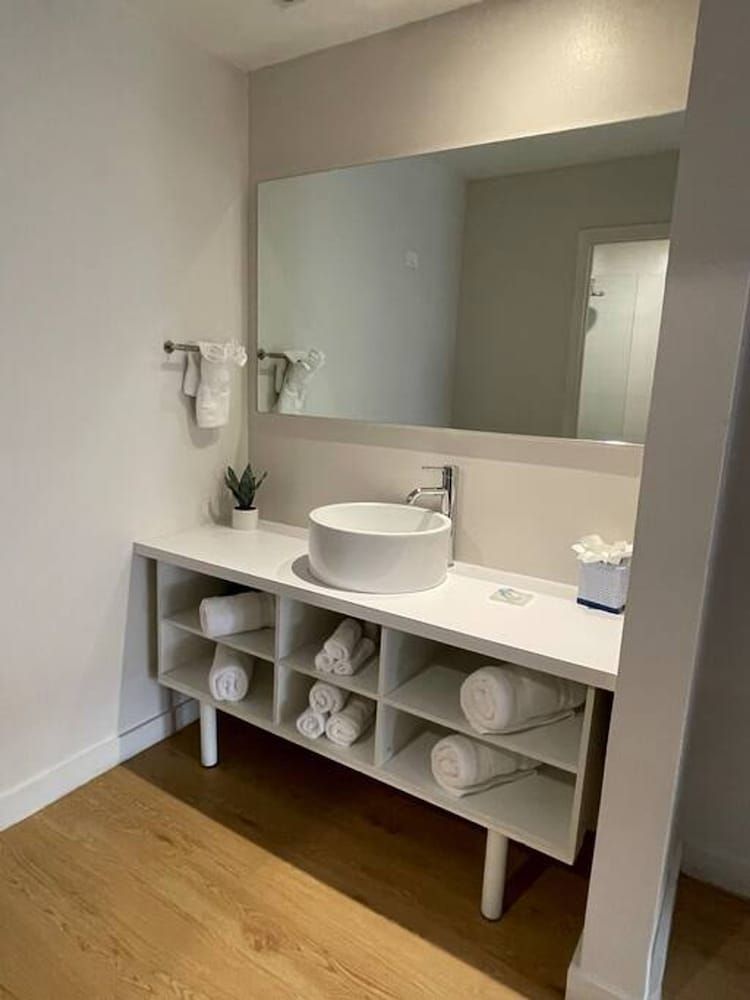 Newly Renovated Room in Cozy Hotel Near Disney Studio 9