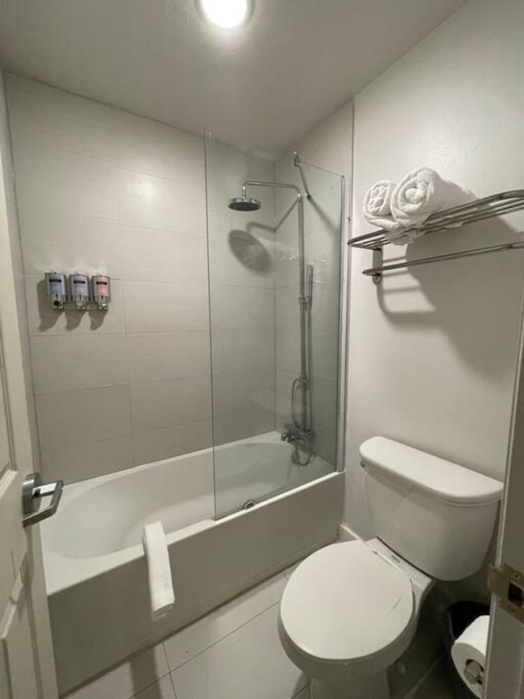 Newly Renovated Room in Cozy Hotel Near Disney Studio 8