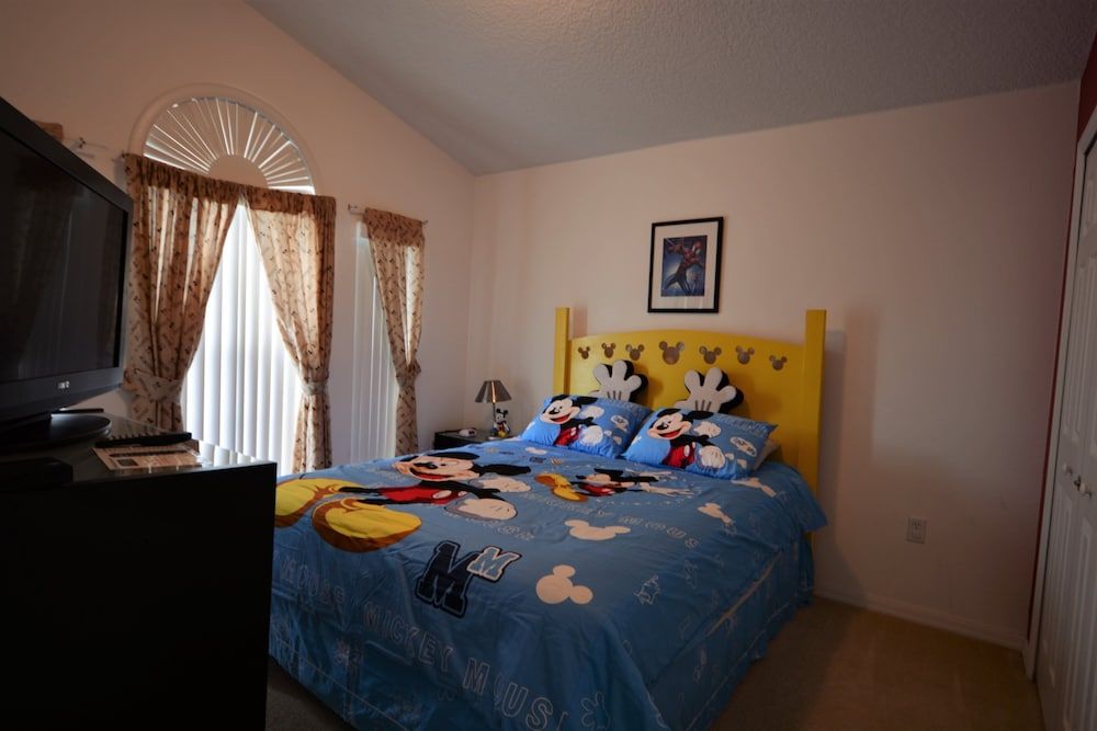 House (4726  4-Bedroom Pool Home,Cumbrian La)