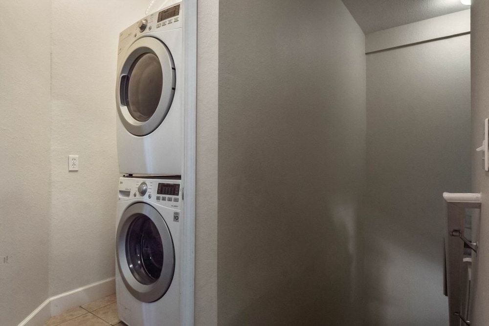 4 Bedrooms S / Lucaya Village Townhouse by RedAwning Townhome, 4 Bedrooms 5