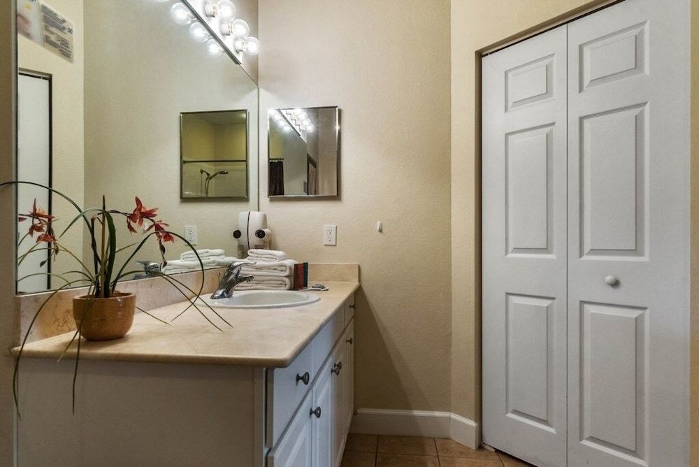 4 Bedrooms S / Lucaya Village Townhouse by RedAwning Townhome, 4 Bedrooms 8