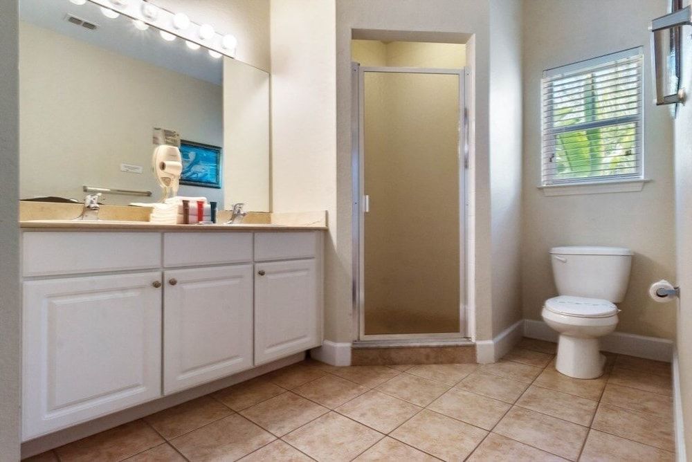 4 Bedrooms S / Lucaya Village Townhouse by RedAwning Townhome, 4 Bedrooms 6