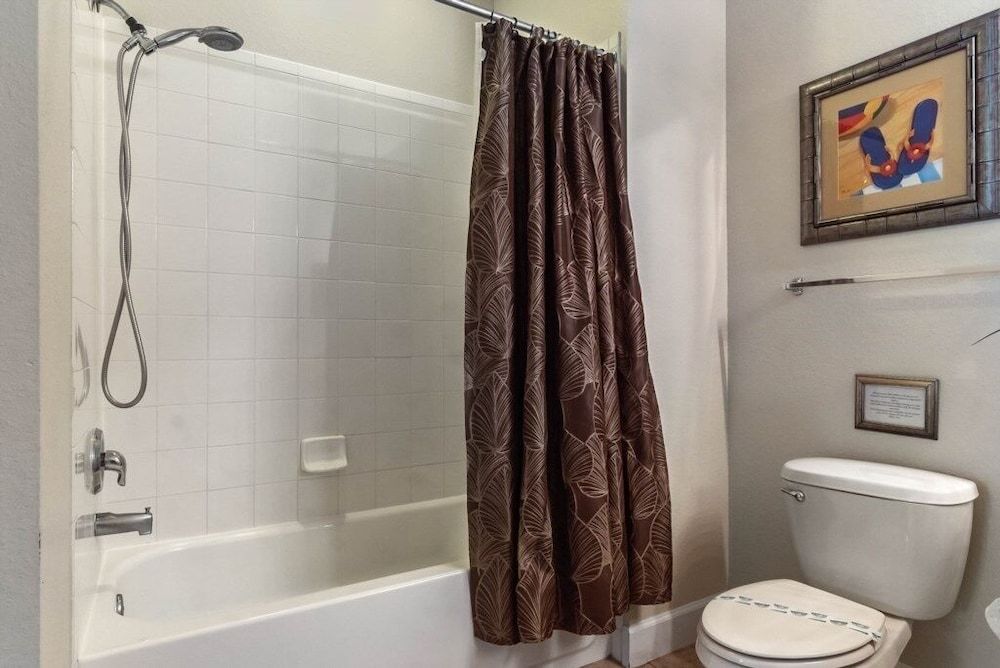 4 Bedrooms S / Lucaya Village Townhouse by RedAwning Townhome, 4 Bedrooms 7