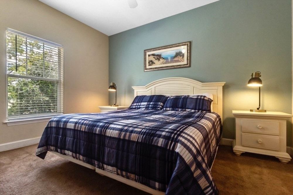 4 Bedrooms S / Lucaya Village Townhouse by RedAwning Townhome, 4 Bedrooms