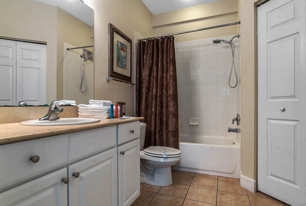 4 Bedrooms S / Lucaya Village Townhouse by RedAwning Townhome, 4 Bedrooms 9