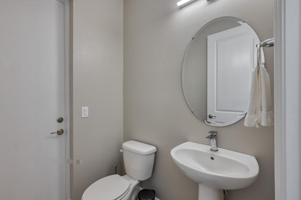 Stylish 4 Bedroom Home 10 min From Disney Villa 17