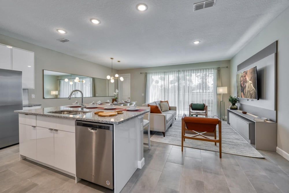 Stylish 4 Bedroom Home 10 min From Disney