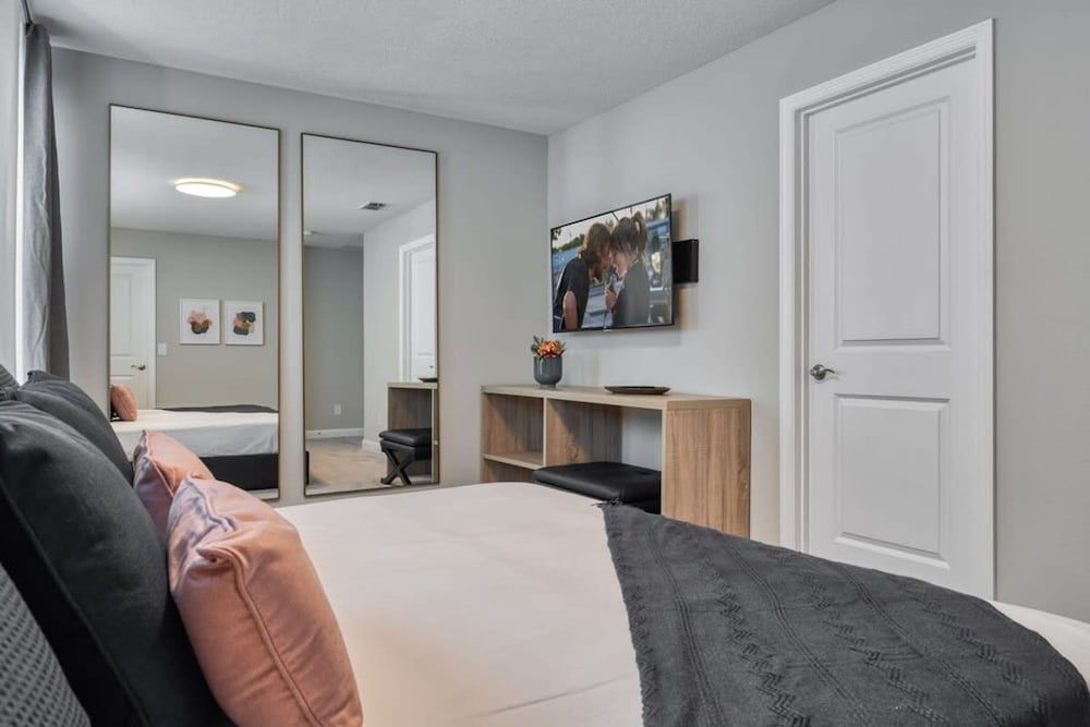 Stylish 4 Bedroom Home 10 min From Disney Villa 13